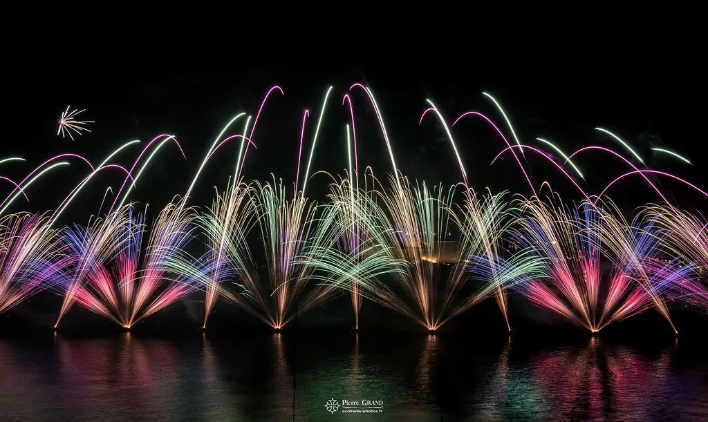 Gerbes multicolores en éventail au-dessus de l'eau, feu d'artifice du Grand Harbour, La Valette (Malte)