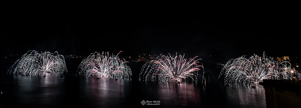 Cascades argentées au ras de l'eau, feu d'artifice du Grand Harbour, La Valette (Malte)