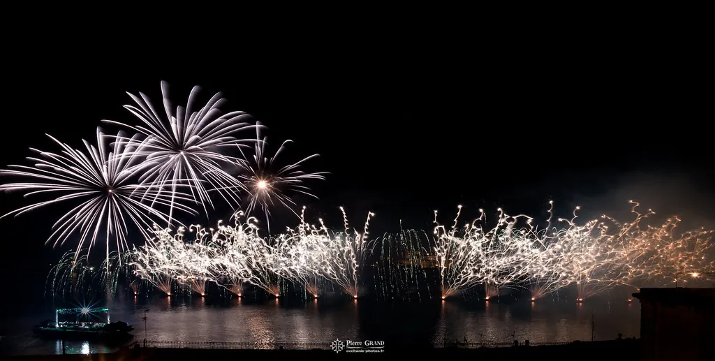 Bouquets blancs et cascades dorées, feu d'artifice du Grand Harbour, La Valette (Malte)