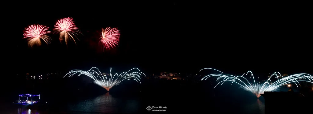 Bouquets rouges et gerbes bleutées dans la nuit, feu d'artifice du Grand Harbour, La Valette (Malte)