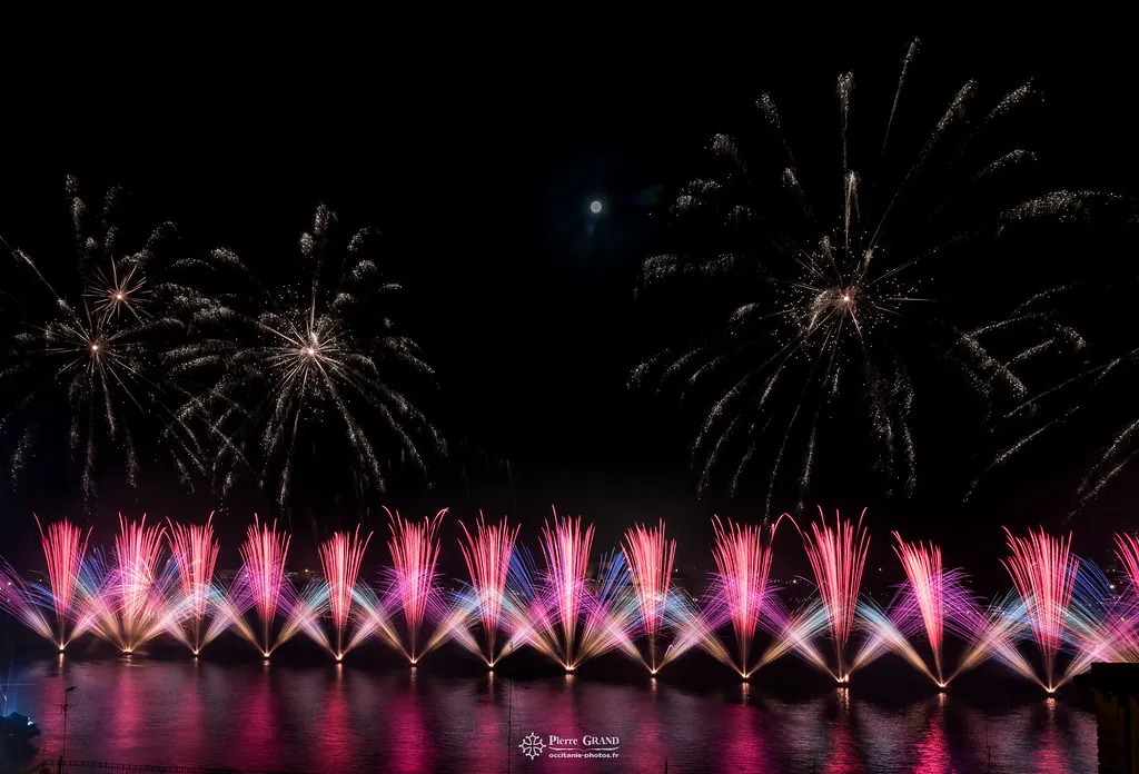 Bouquets dorés au-dessus d'une ligne d'éventails rouges, feu d'artifice du Grand Harbour, La Valette (Malte)