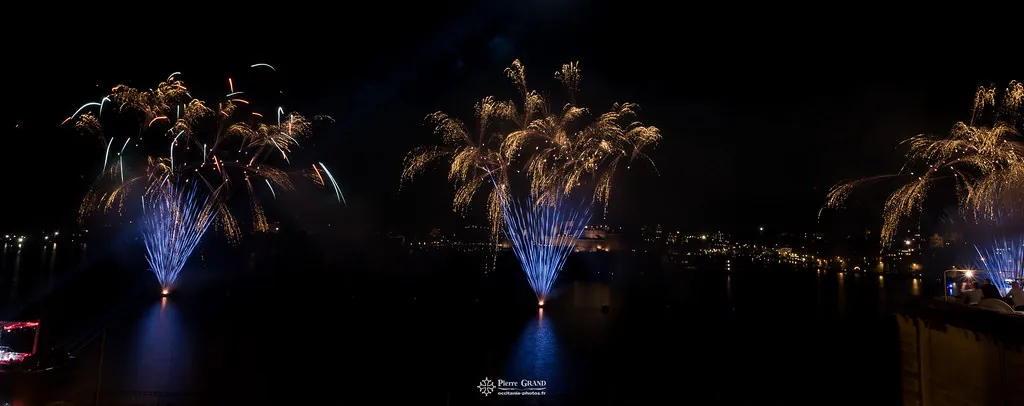 Palmiers dorés et jets bleus sur l'eau, feu d'artifice du Grand Harbour, La Valette (Malte)