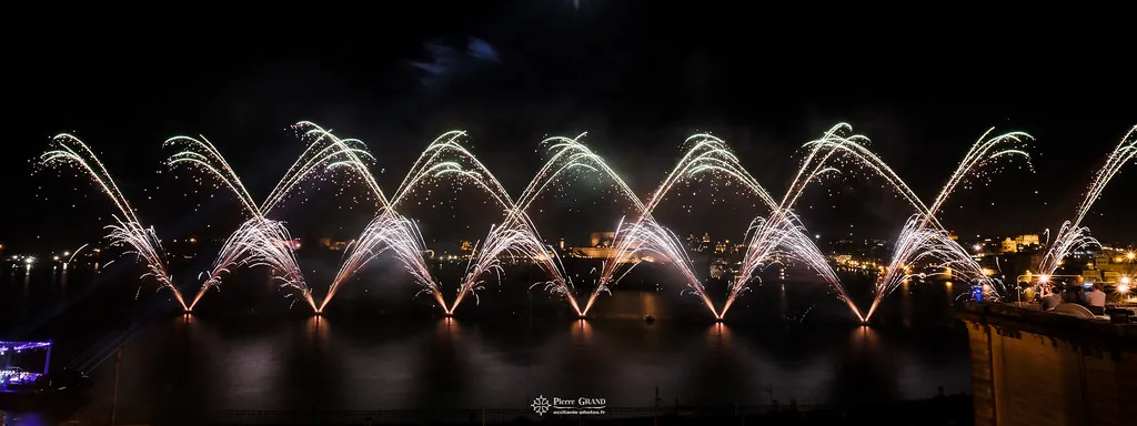 Arches blanches entrecroisées au-dessus du port, feu d'artifice du Grand Harbour, La Valette (Malte)