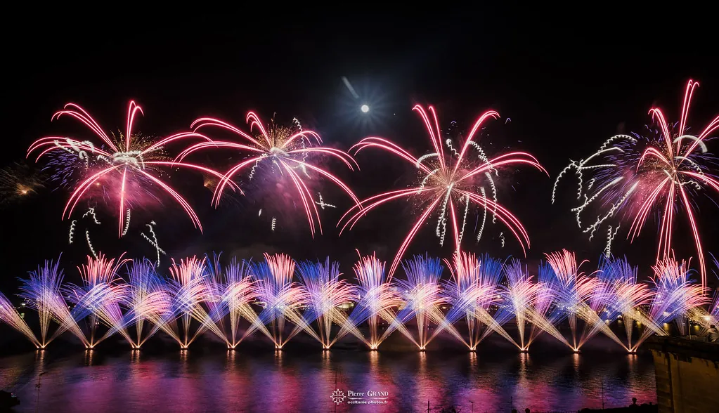 Palmiers rouges et éventails bleus sous la lune, feu d'artifice du Grand Harbour, La Valette (Malte)