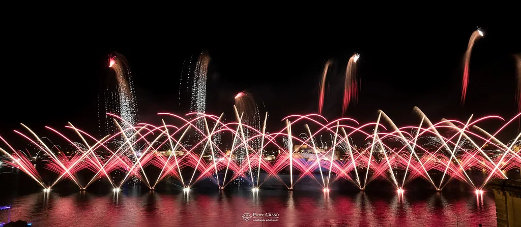 Fusées rouges en éventails croisés, feu d'artifice du Grand Harbour, La Valette (Malte)