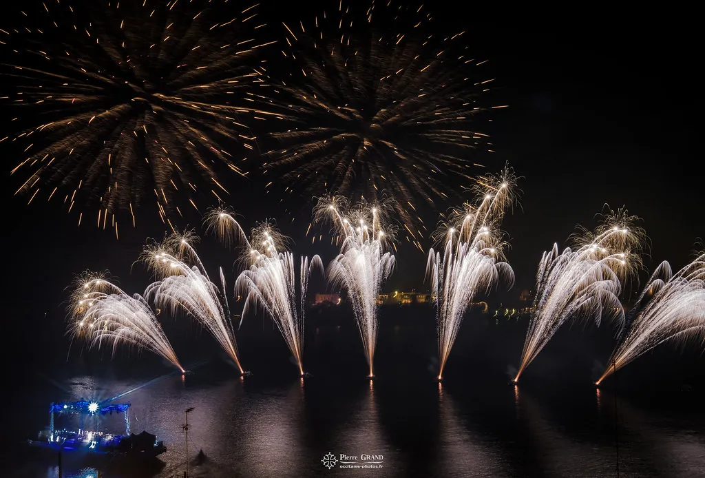 Grands bouquets dorés et gerbes blanches, feu d'artifice du Grand Harbour, La Valette (Malte)