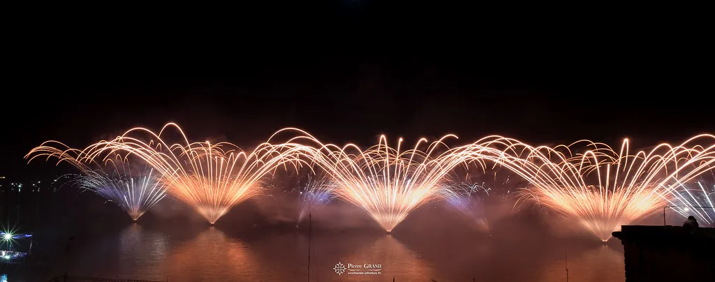 Arches orangées dans la fumée, feu d'artifice du Grand Harbour, La Valette (Malte)