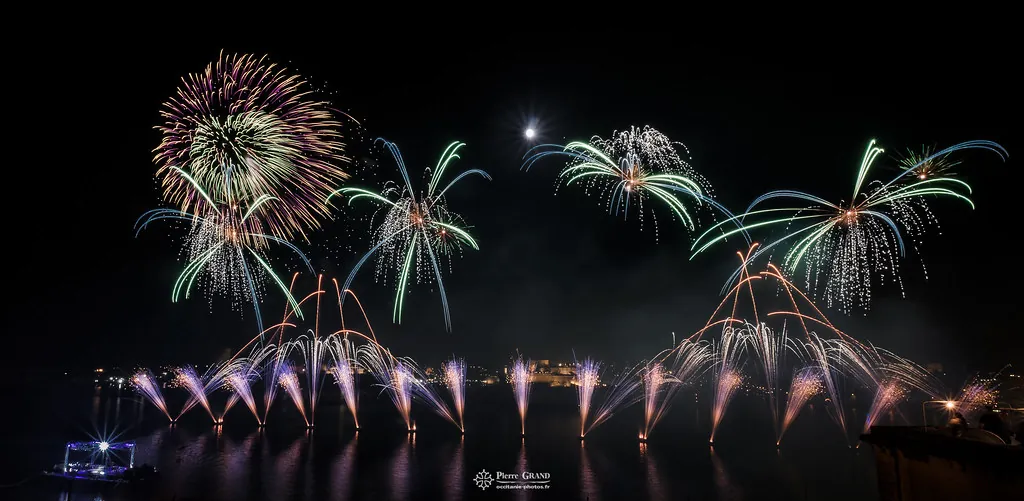 Palmiers verts et bouquets sous la lune, feu d'artifice du Grand Harbour, La Valette (Malte)
