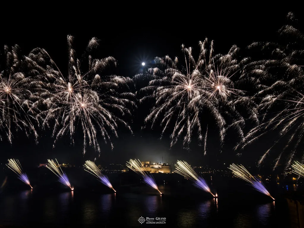 Pluie d'étincelles blanches et comètes, feu d'artifice du Grand Harbour, La Valette (Malte)