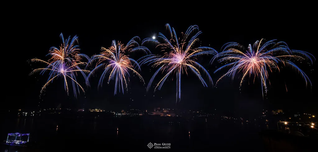 Bouquets bleus et orangés au-dessus des lumières de la ville, feu d'artifice du Grand Harbour, La Valette (Malte)