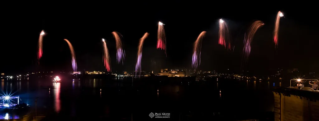 Comètes rouges et blanches dans la nuit, feu d'artifice du Grand Harbour, La Valette (Malte)