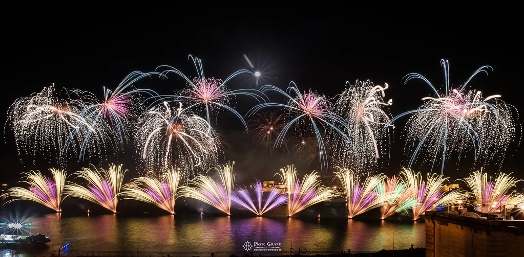 Palmiers blancs au-dessus d'éventails multicolores, feu d'artifice du Grand Harbour, La Valette (Malte)