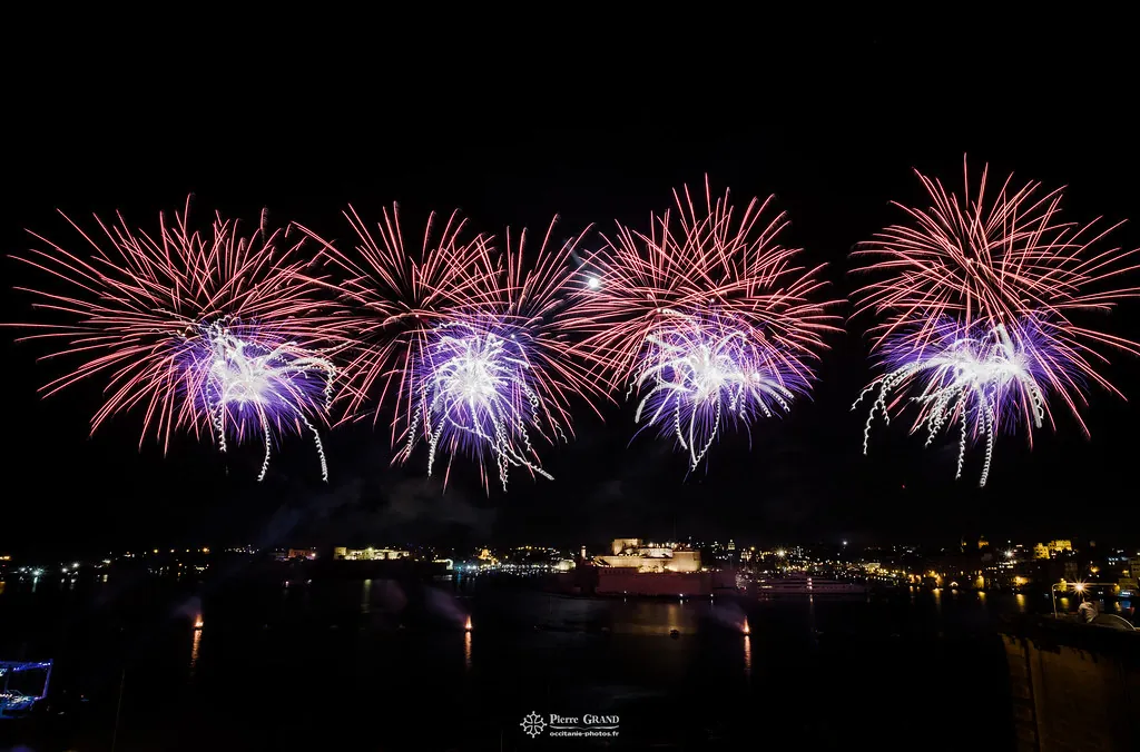Pivoines roses à cœur violet, feu d'artifice du Grand Harbour, La Valette (Malte)
