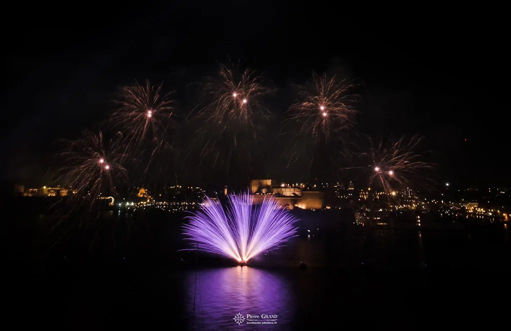 Éventail violet sur l'eau et bouquets dans le ciel, feu d'artifice du Grand Harbour, La Valette (Malte)