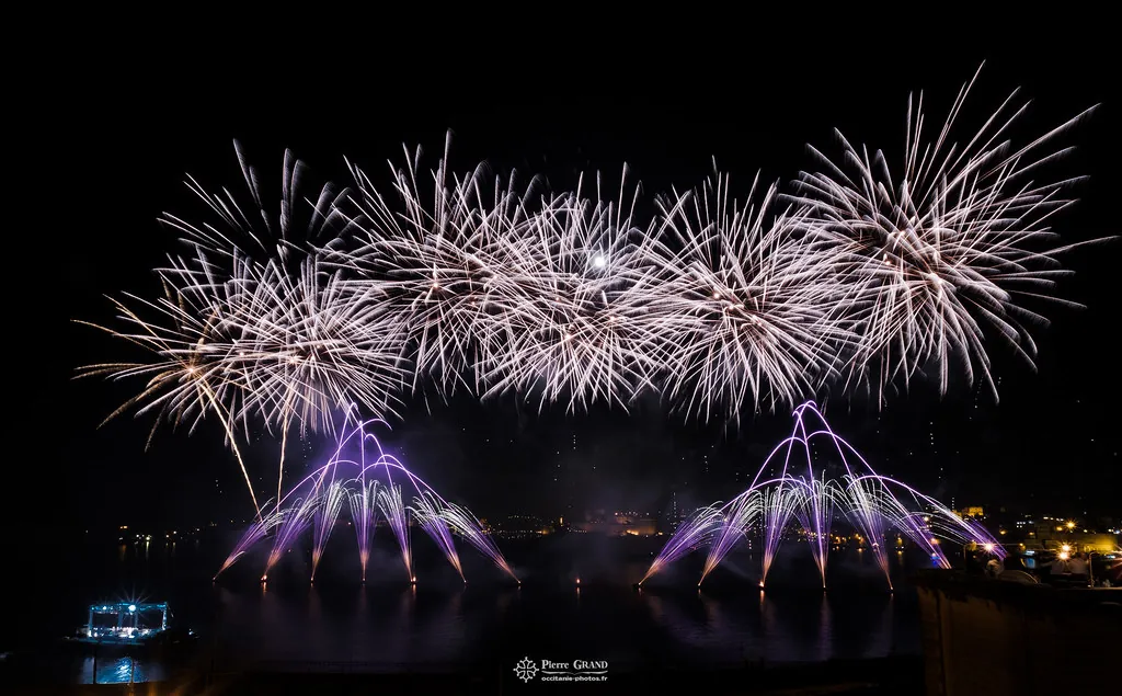 Bouquets argentés et pyramides violettes, feu d'artifice du Grand Harbour, La Valette (Malte)
