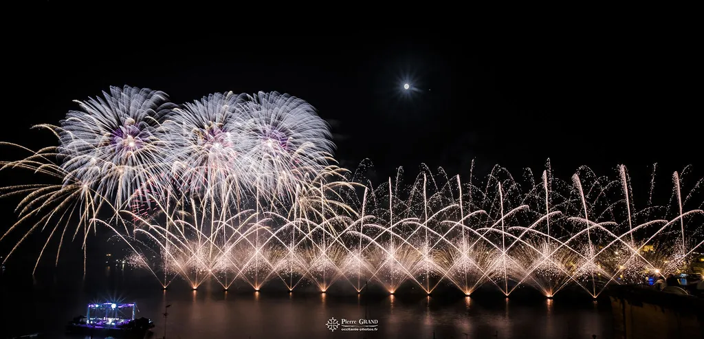 Bouquets blancs et arches dorées sous la lune, feu d'artifice du Grand Harbour, La Valette (Malte)