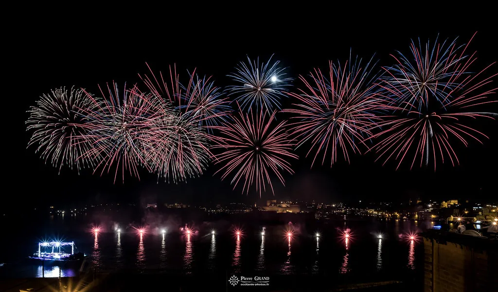Bouquets roses et bleus, reflets dans le port, feu d'artifice du Grand Harbour, La Valette (Malte)