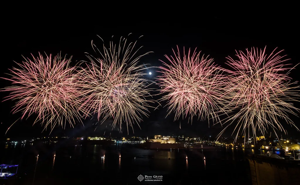 Grandes pivoines rose et or, feu d'artifice du Grand Harbour, La Valette (Malte)