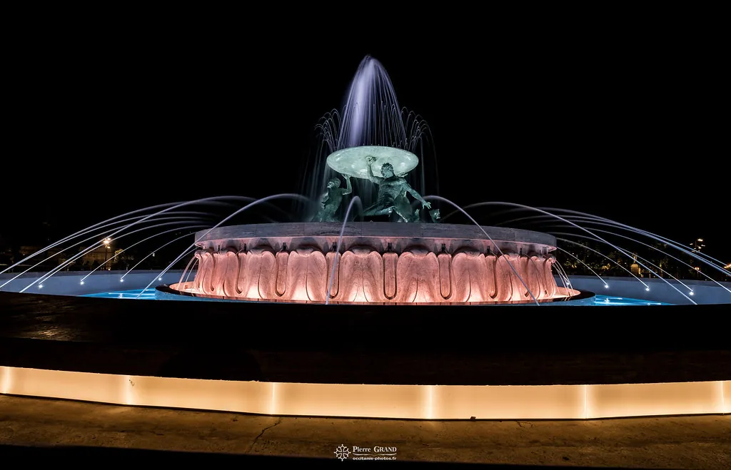La fontaine des Tritons illuminée de nuit, La Valette (Malte)